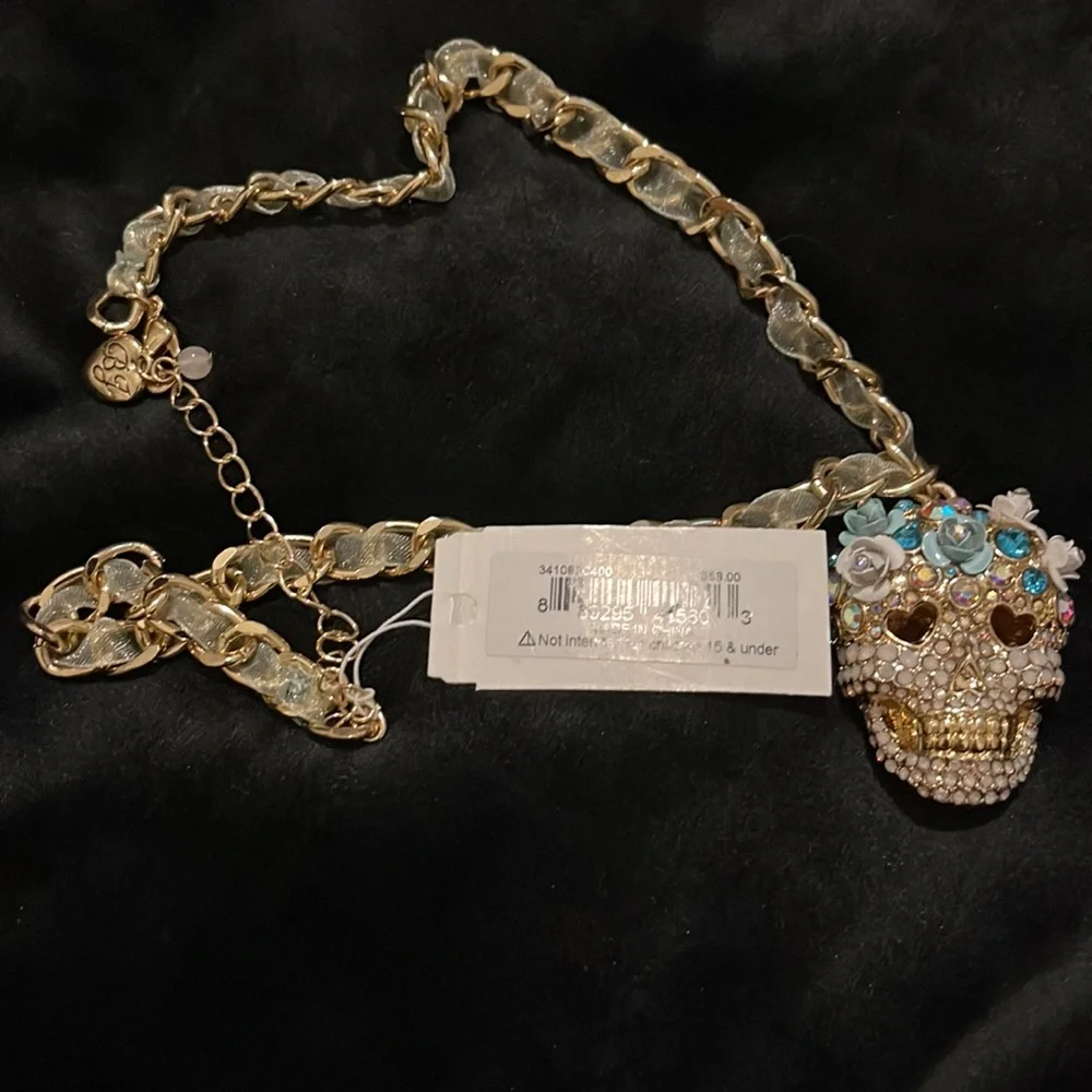 New with Tag Betsey Johnson Gold Sugar Skull blue and White Flowers necklace - Picture 5 of 10